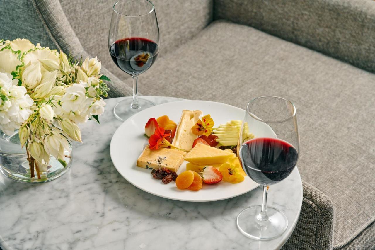 Sheraton Melbourne Hotel Eksteriør bilde Cheese and wine