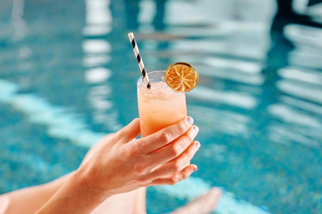 Sheraton Melbourne Hotel Eksteriør bilde A cocktail with a paper straw