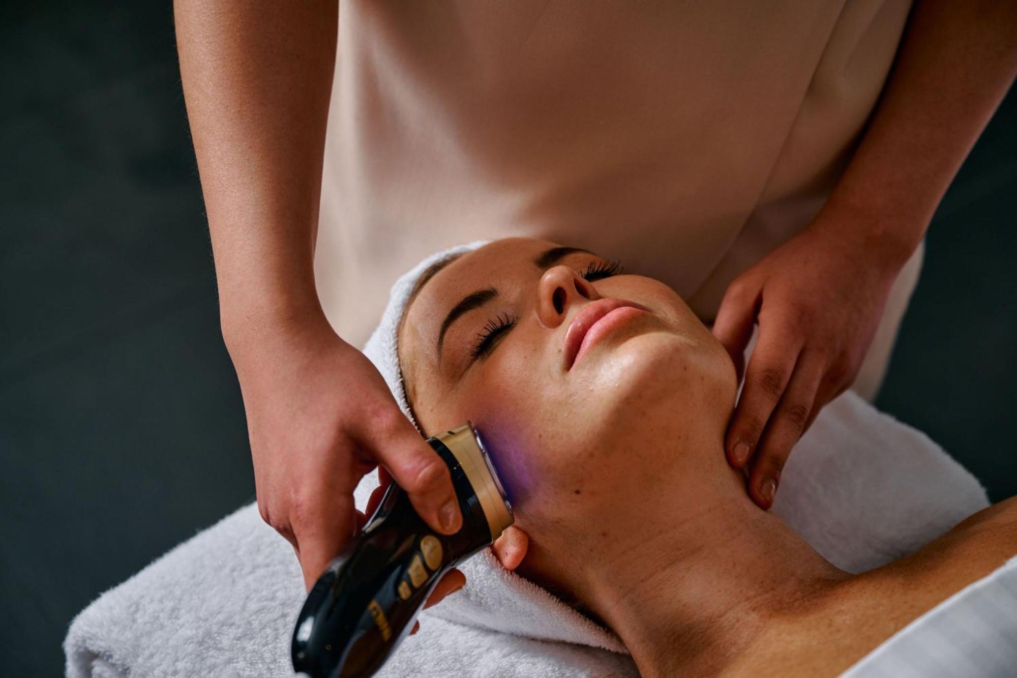 Sheraton Melbourne Hotel Eksteriør bilde A woman receiving a facial treatment