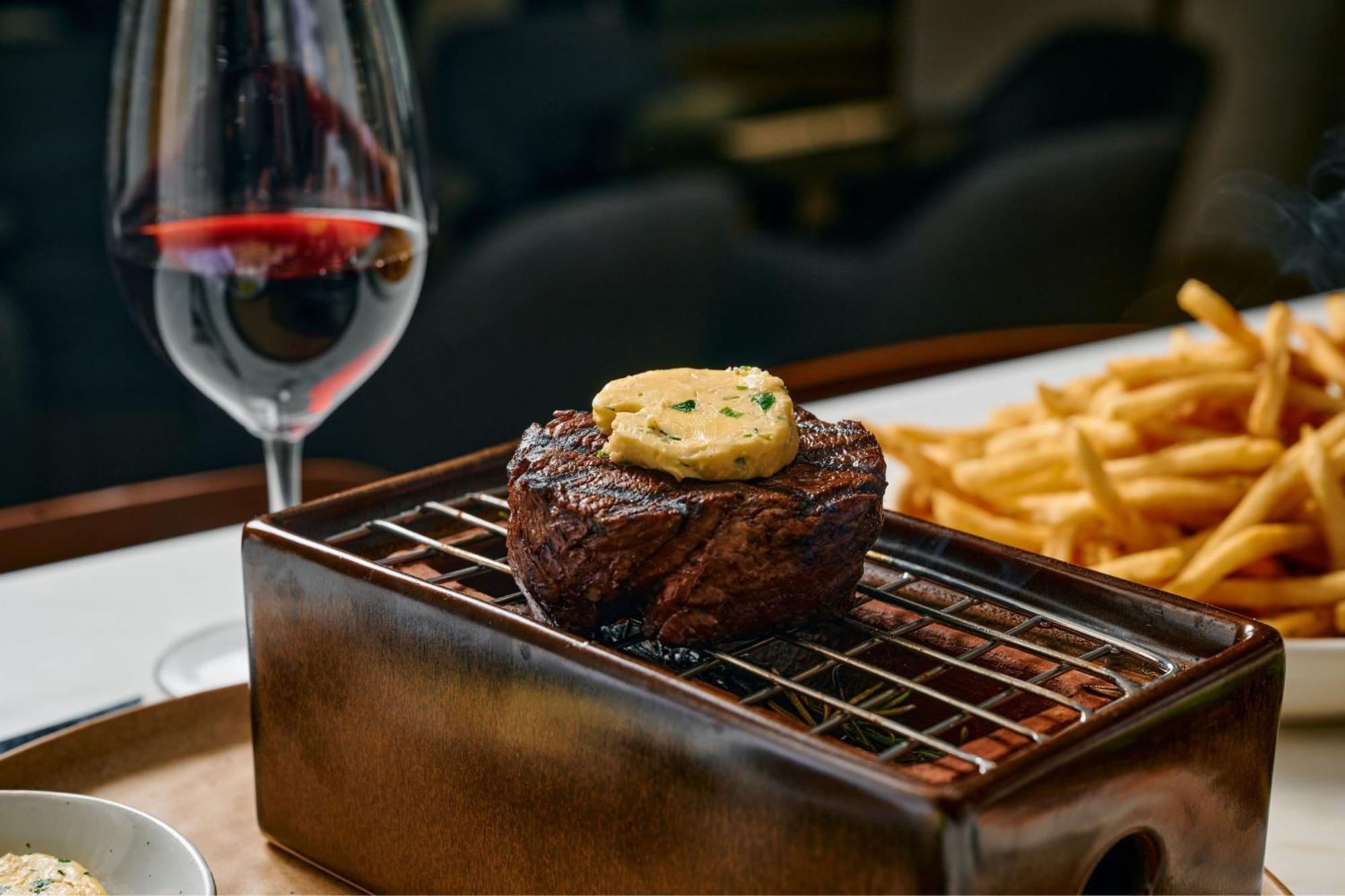 Sheraton Melbourne Hotel Eksteriør bilde A steak at the restaurant
