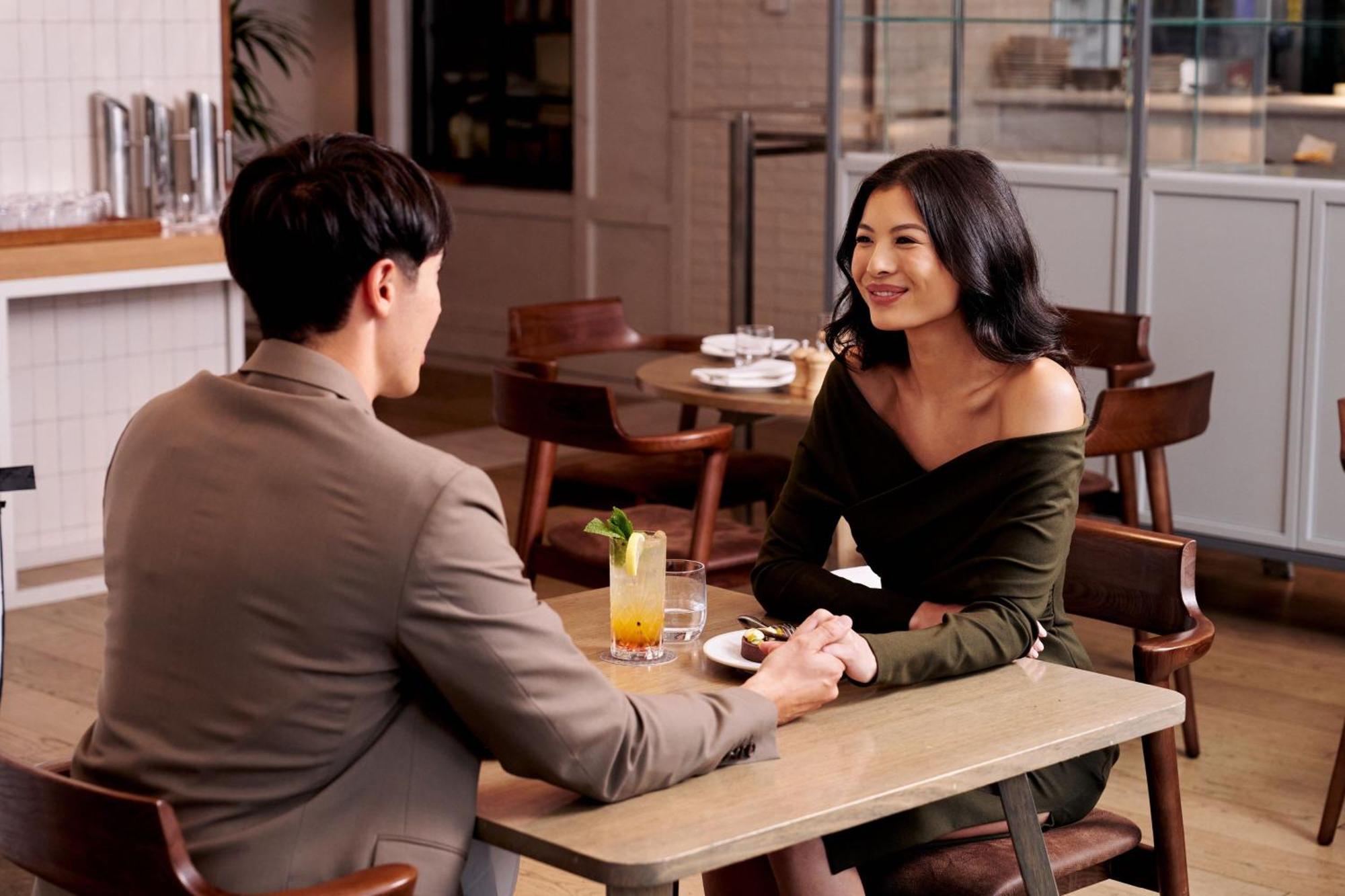Sheraton Melbourne Hotel Eksteriør bilde A couple on a date