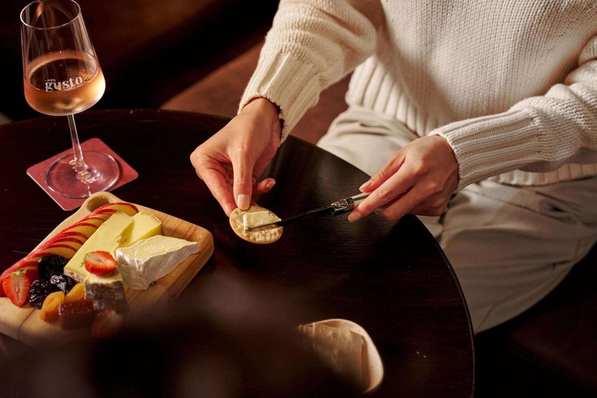 Sheraton Melbourne Hotel Eksteriør bilde A woman spreading butter on a cracker