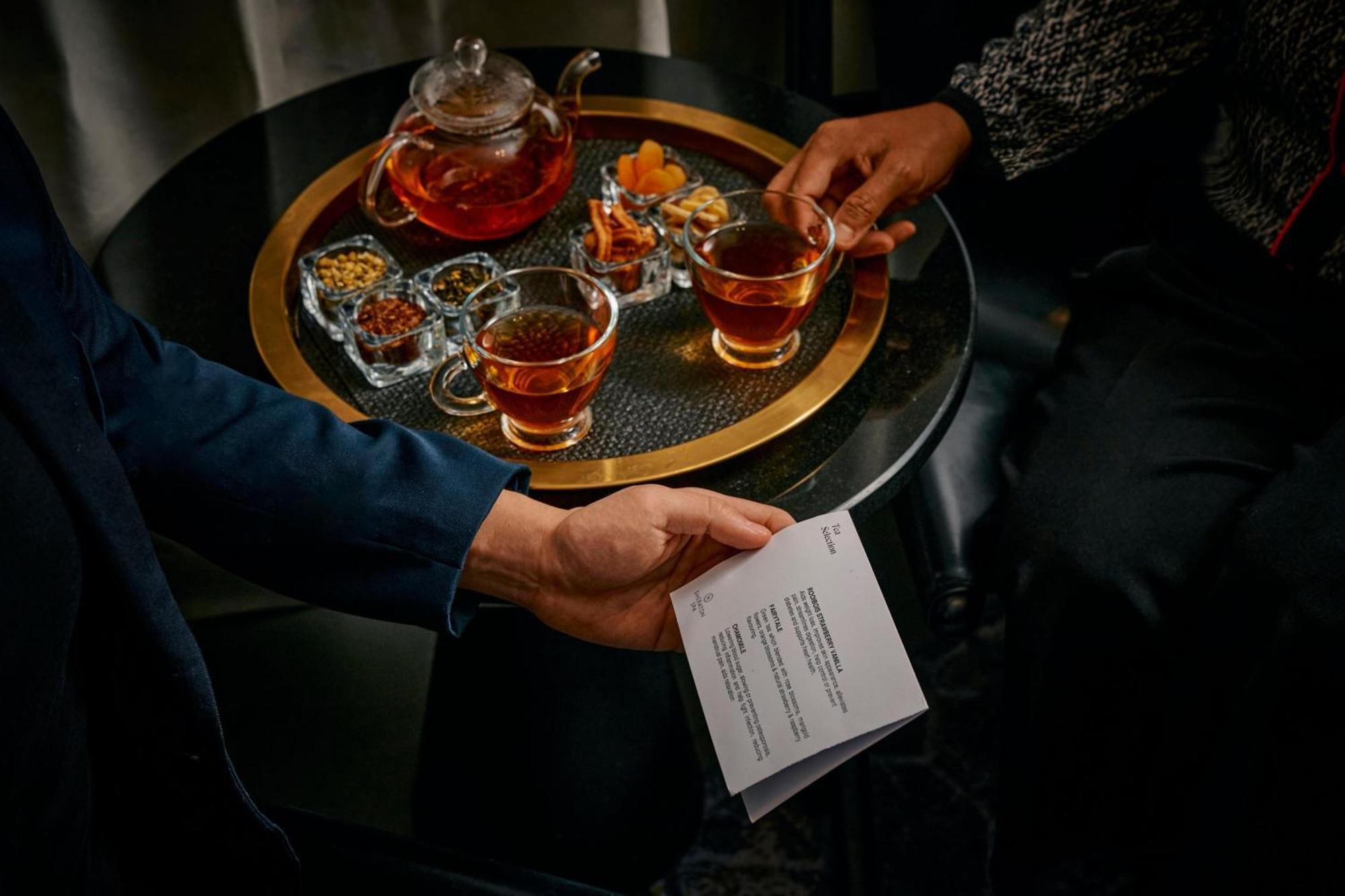 Sheraton Melbourne Hotel Eksteriør bilde A bartender serving drinks