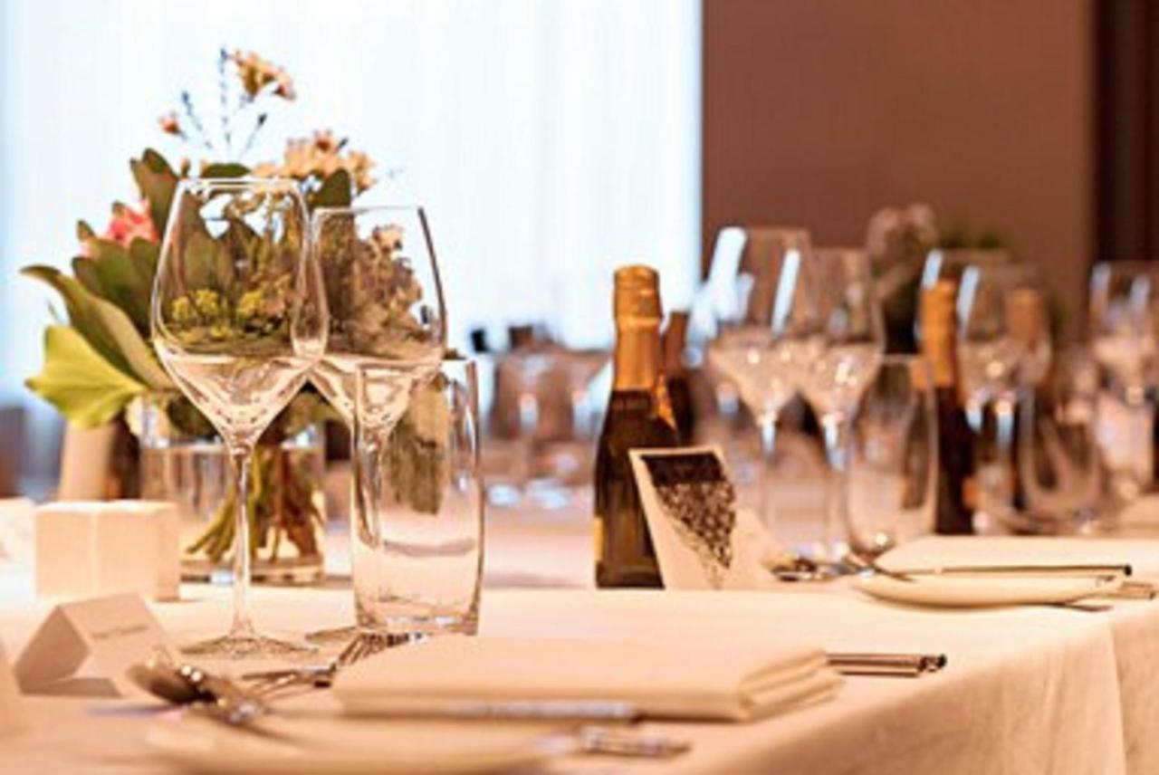Sheraton Melbourne Hotel Eksteriør bilde Wine bottles and glasses